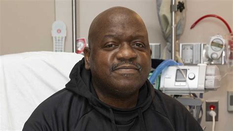 Pig kidney transplant patient leaves hospital .